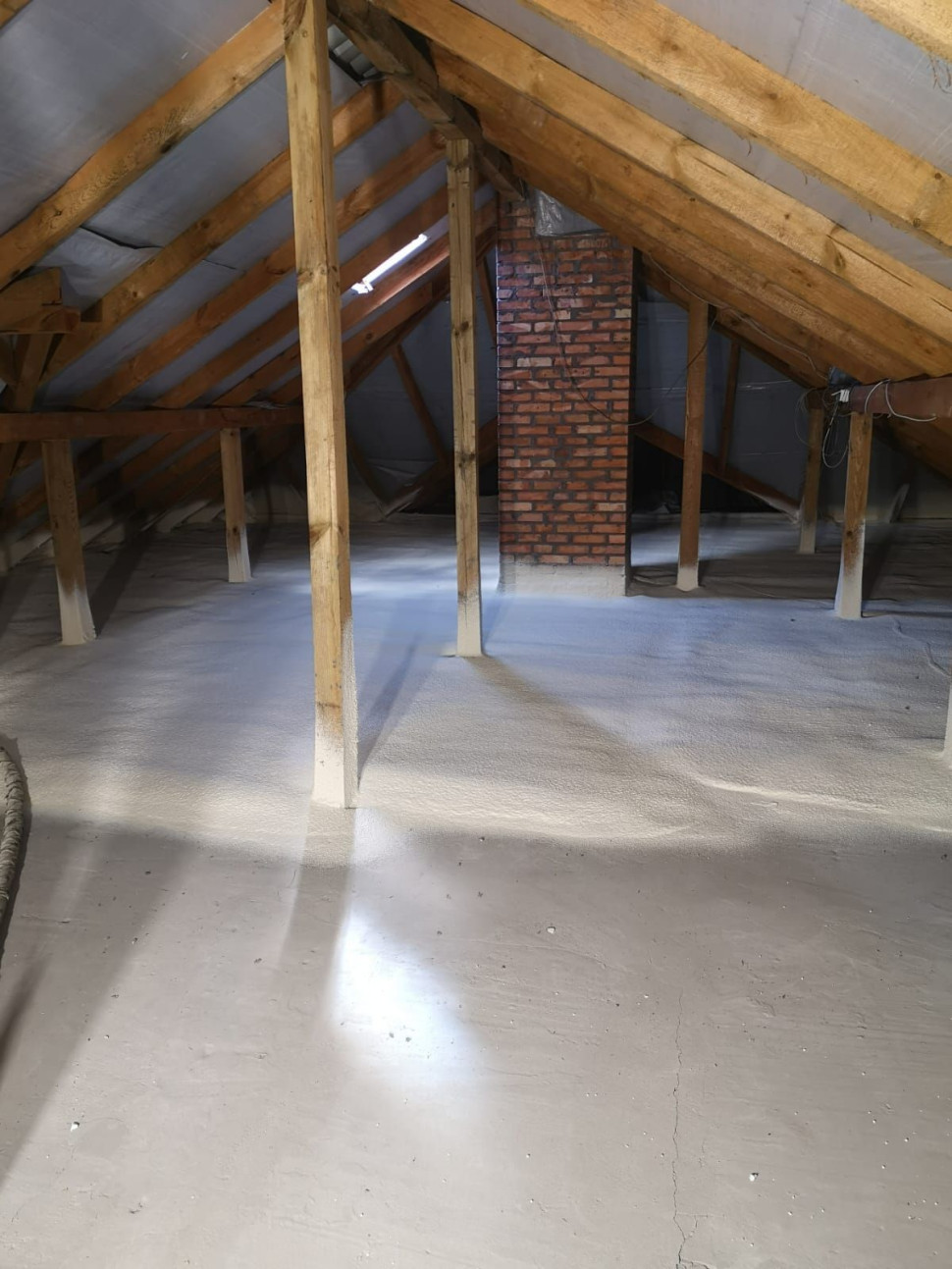 Strop pokryty warstwą pianki poliuretanowej