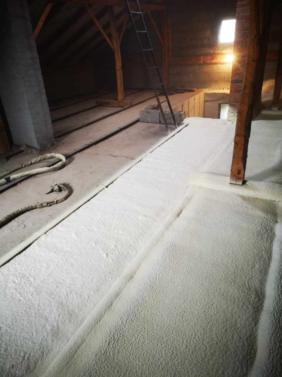 Strop pokryty warstwą pianki poliuretanowej