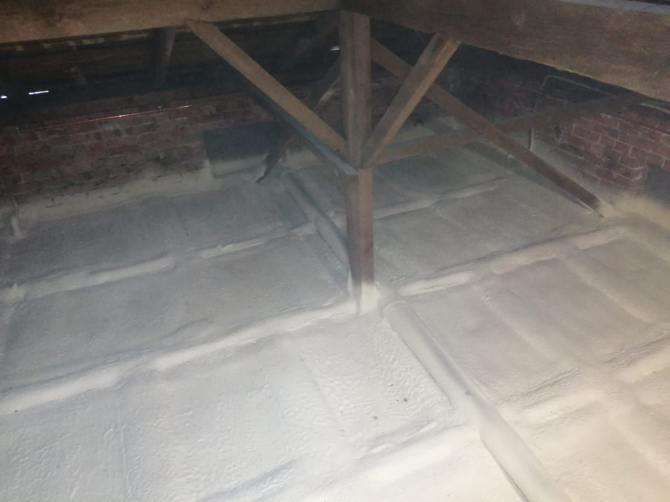 Strop na poddaszu pokryty warstwą pianki poliuretanowej