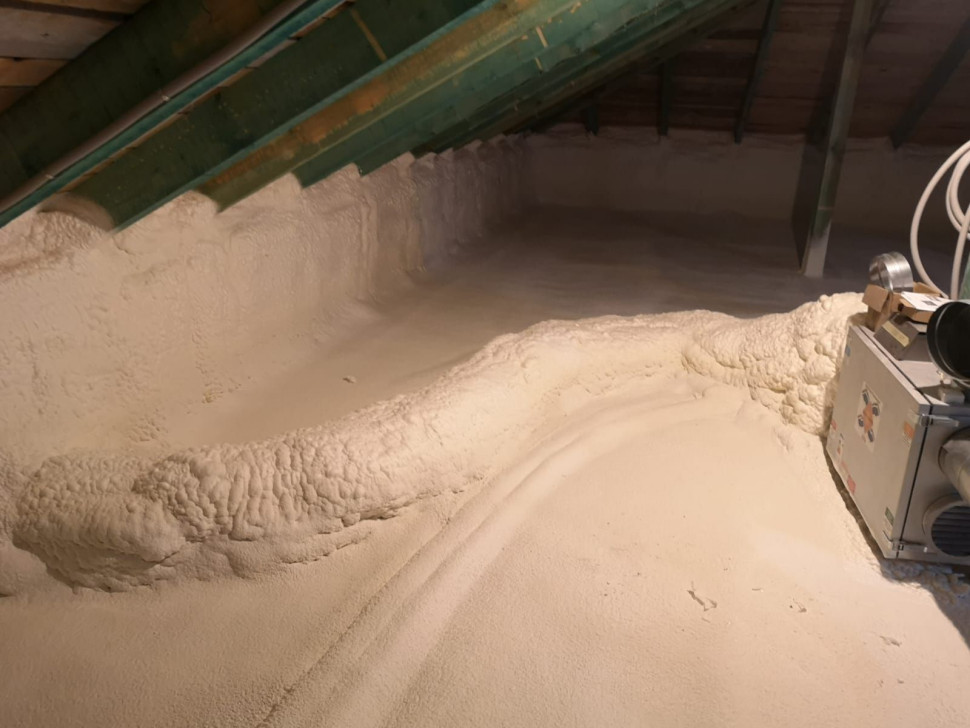 Strop na poddaszu i rury wentylacji mechanicznej pokryte warstwą pianki poliuretanowej