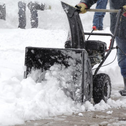 Śnieg w całej Polsce - kto dziś musi odśnieżać chodnik przy posesji