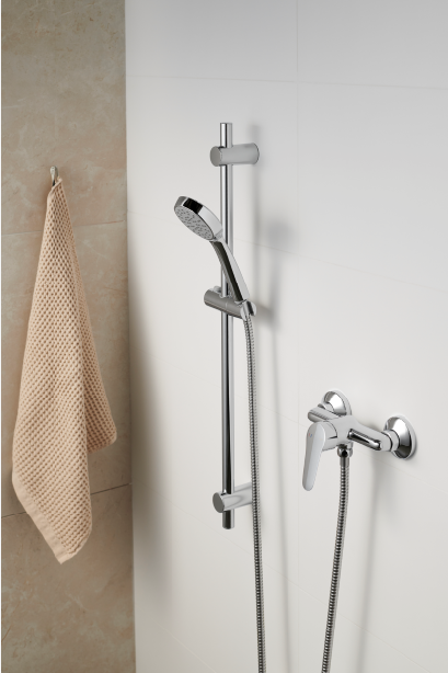 Baterie wannowe KFA Armatura SPARC są sprzedawane w komplecie z zestawem prysznicowym.