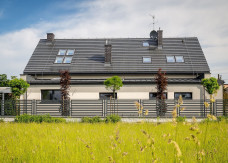 Projekt ogrodzenia domu: jakie wybrać ogrodzenie, furtkę, bramę?