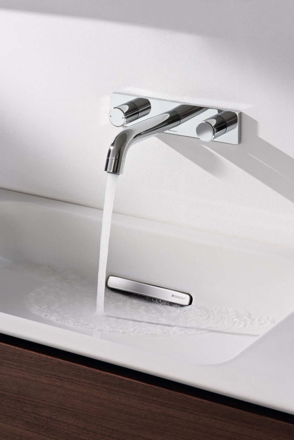 Umywalka podtynkowa z serii Geberit ONE.