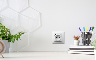 Gniazdko z ładowarką USB: dobra inwestycja domowa! Poznaj osprzęt, który podbija polskie domy