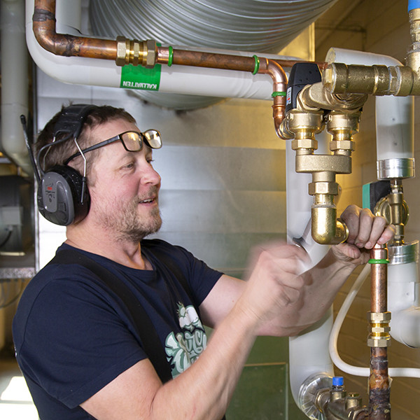 Peré Pettersson, instalator z firmy hydraulicznej Jocknicks Rör.