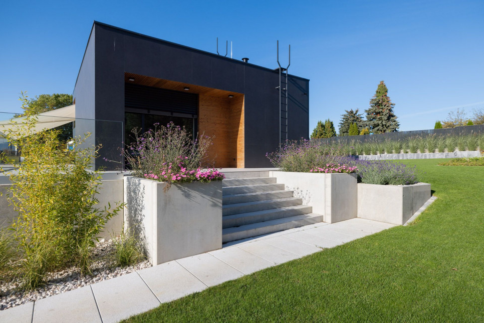 Ściany oporowe wykorzystano tu jako połączenie ochrony skarp i tarasów z ozdobną funkcją kwietników