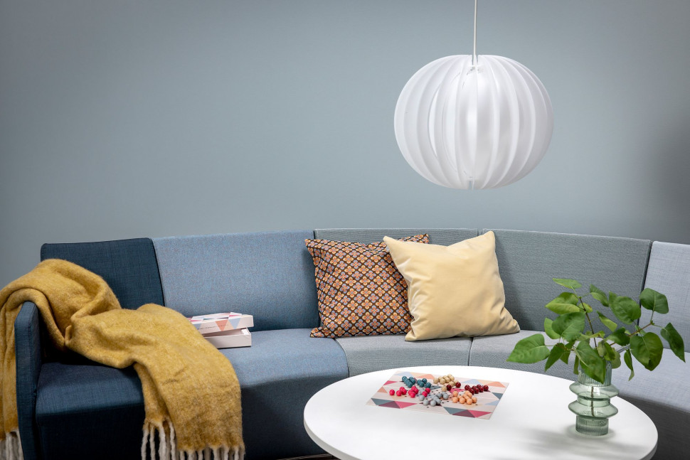 Ściany pomalowane szarą farbą Caparol