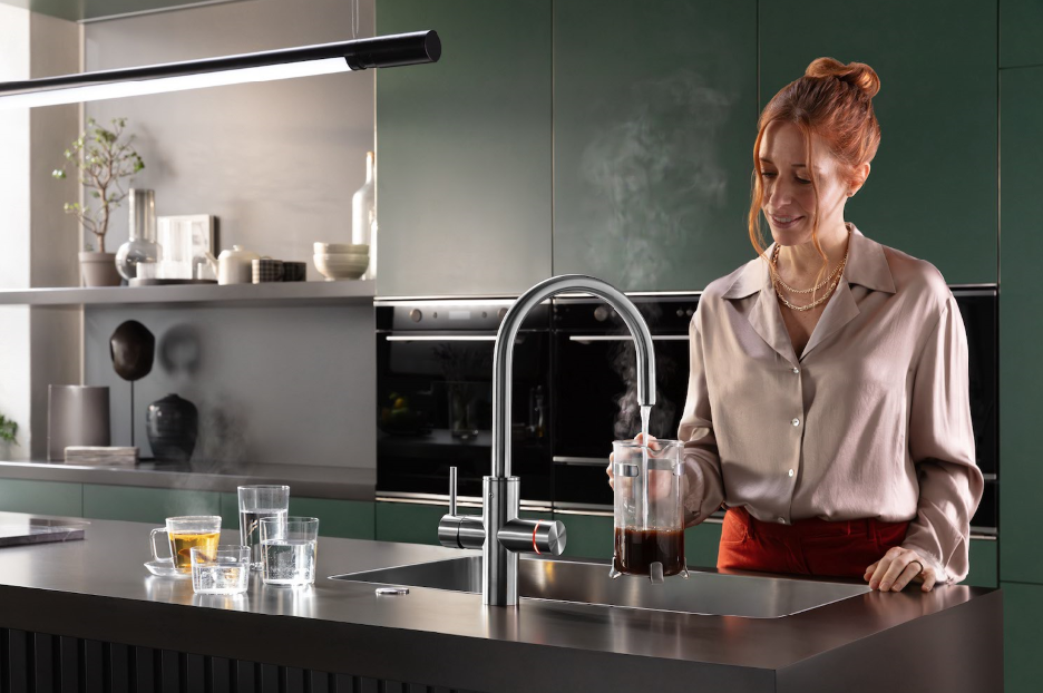 System kuchenny 6in1 to innowacyjne rozwiązanie, które zapewnia dostęp do bieżącej wody zimnej, ciepłej, filtrowanej, gazowanej, schłodzonej i wrzącej.