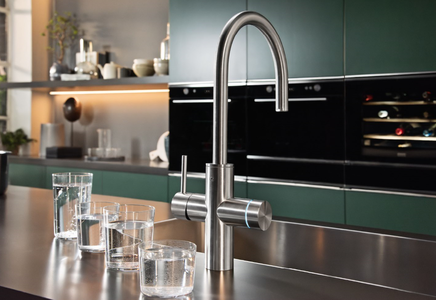 Mythos Water Hub oferuje stylową wylewkę ze stali szlachetnej i sterowanie elektroniczne z wykorzystaniem podświetlenia LED