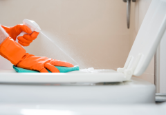 Jak skutecznie pozbyć się bakterii z łazienki bez użycia chemii?