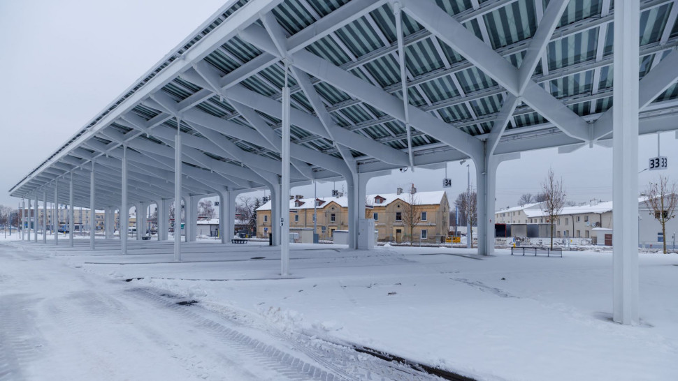 Wiata autobusowa Dworca Metropolitalnego w Lublinie w zimowej scenerii