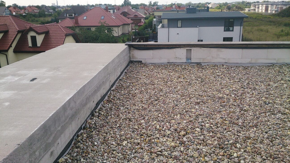 Warstwa z kamieni na stropodachu