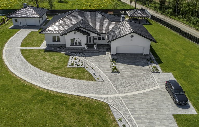 Dobrze przemyślany projekt nawierzchni pozwoli stworzyć przestrzeń wokół domu, która będzie zarówno funkcjonalna, jak i estetyczna.