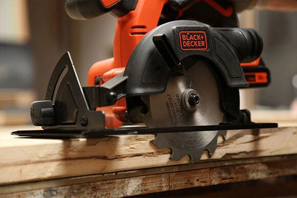 Przygotuj podstawę: Użyj pilarki, żeby wyciąć wszystkie części, które będą tworzyć podstawę Twojej choinki.