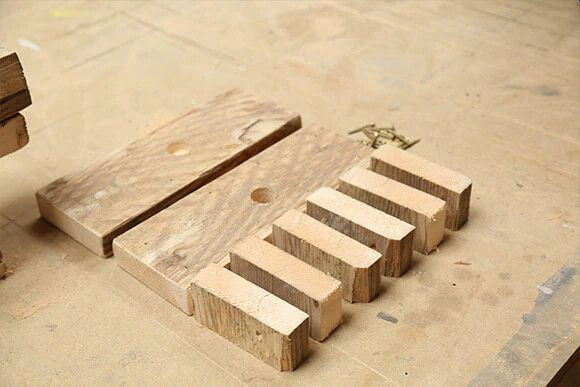 Przygotuj podstawę: Użyj pilarki, żeby wyciąć wszystkie części, które będą tworzyć podstawę Twojej choinki.