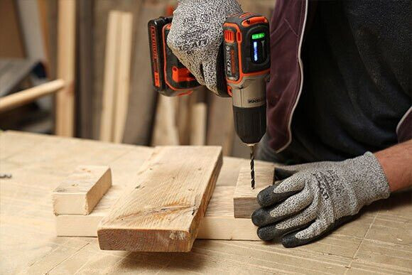 Połącz dwie dłuższe deski na krzyż, a potem przybij krótsze kawałki, żeby stworzyć podstawę. To naprawdę proste!