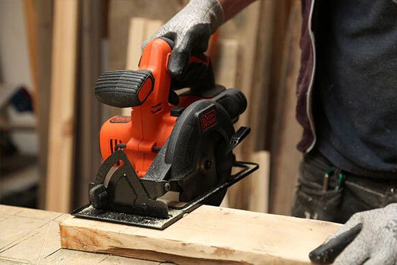 Połącz dwie dłuższe deski na krzyż, a potem przybij krótsze kawałki, żeby stworzyć podstawę. To naprawdę proste!