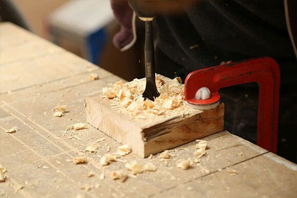 Za pomocą wiertła płaskiego o średnicy większej niż średnica kija od miotły wywierć otwory w każdym z 18 fragmentów desek o długości 100 mm oraz w centralnym punkcie swojego stojaka na choinkę.