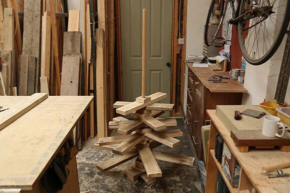 Układaj deski na sobie, zaczynając od najdłuższych. Z każdym kolejnym rzędem zmniejszaj ich długość. Obserwuj, jak Twoja choinka rośnie!