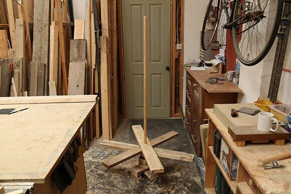 Układaj deski na sobie, zaczynając od najdłuższych. Z każdym kolejnym rzędem zmniejszaj ich długość. Obserwuj, jak Twoja choinka rośnie!