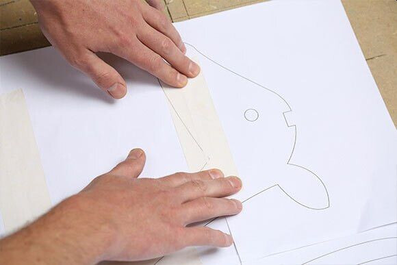 Pobierz szablon renifera, wydrukuj, sklej arkusze, wytnij i przyklej do sklejki.