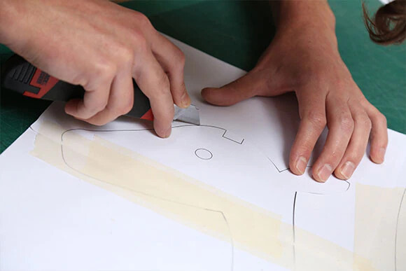 Pobierz szablon renifera, wydrukuj, sklej arkusze, wytnij i przyklej do sklejki.