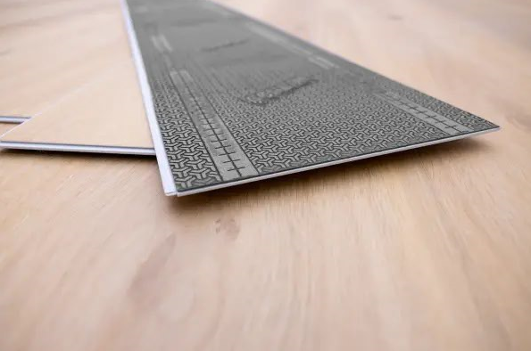 Innowacyjna warstwa Aculay w panelach Arbiton skutecznie pochłania i rozprasza fale dźwiękowe, zapewniając wyciszenie na poziomie 21 dB (certyfikat TFI).