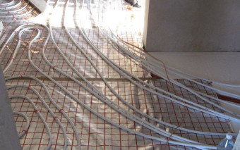 Ogrzewanie podłogowe w mieszkaniu - co warto wiedzieć?