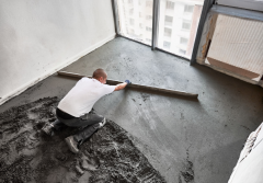 Szybkowiążące i szybkoschnące systemy podłogowe. Czym różnią się od standardowych rozwiązań i dlaczego warto po nie sięgać zwłaszcza w okresie jesienno-zimowym?