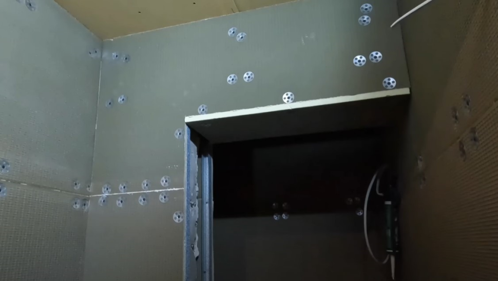 Zabudowa ścian płytą budowlaną w łazience. Fot. Ultrament