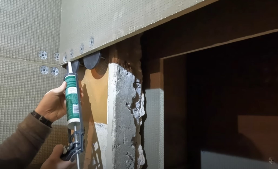 Montaż płyty budowlanej metodą mechaniczną. Fot. Ultrament