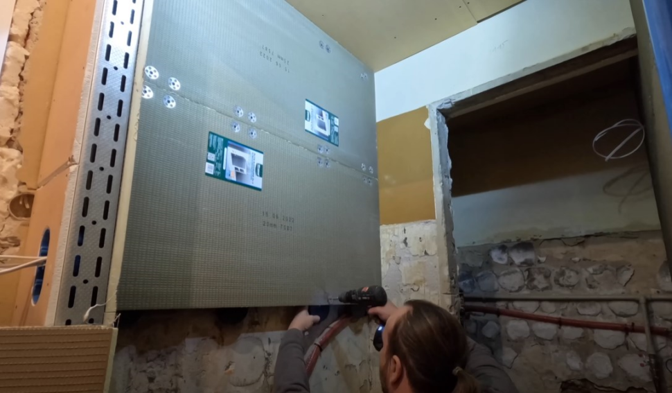 Wyrównywanie ścian przy pomocy płyty budowlanej. fot. Ultrament