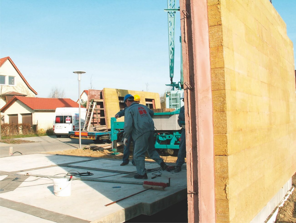 Ściana zewnętrzna domu z prefabrykatu keramzytowego z ociepleniem