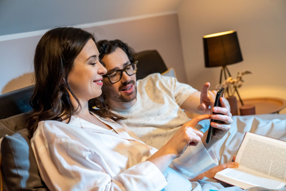 Kobieta i mężczyzna relaksują się w sypialni