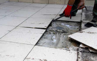 Dlaczego płytki na tarasie odpadają? Przyczyny problemów