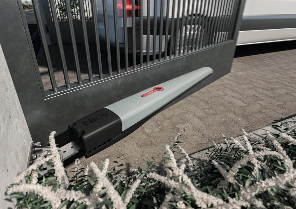 brama wjazdowa dwuskrzydłowa z napędem nice