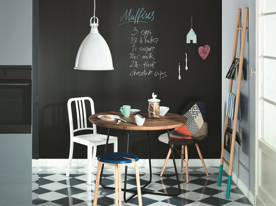 Jadalnia po pomalowaniu jednej ze ścian farbą tablicową Tikkurila Liitu