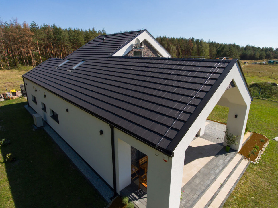 Dachówki ceramiczne szare modny kolor dachu