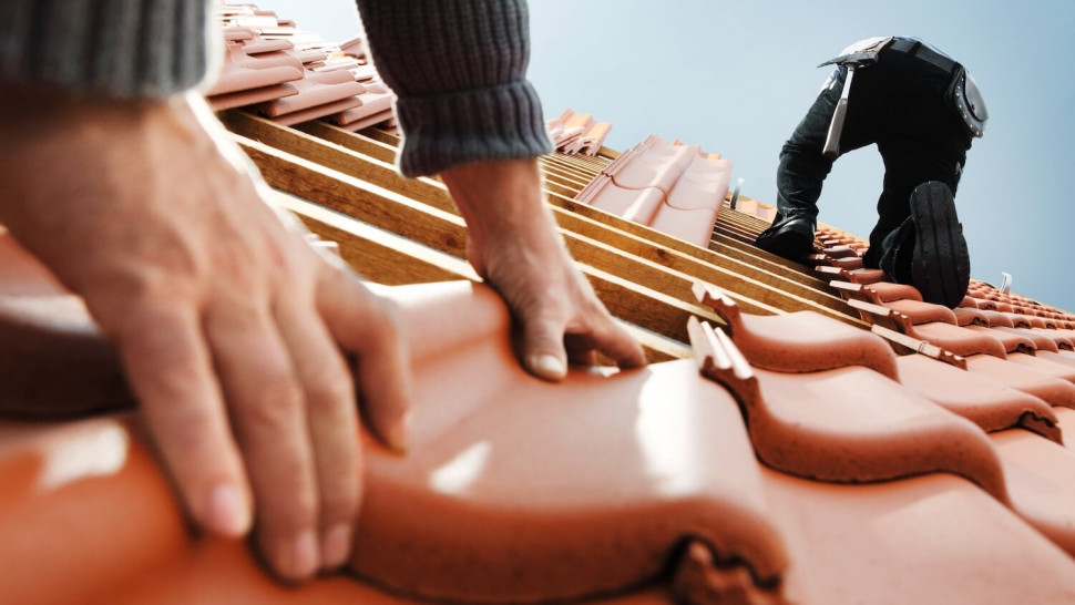 układanie dachówki 