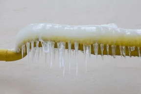 Zamarznięte rury? Nie panikuj! Ten poradnik Cię uratuje