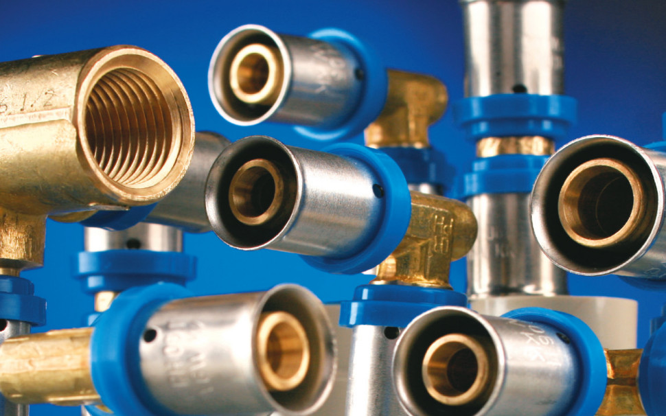 Rury RADOPRESS łączone są za pomocą mosiężnych kształtek zaprasowywanych.