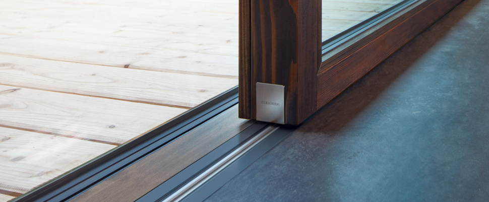 Absolutnie płaskie przejście i stałe przeszklenie aż do samej podłogi