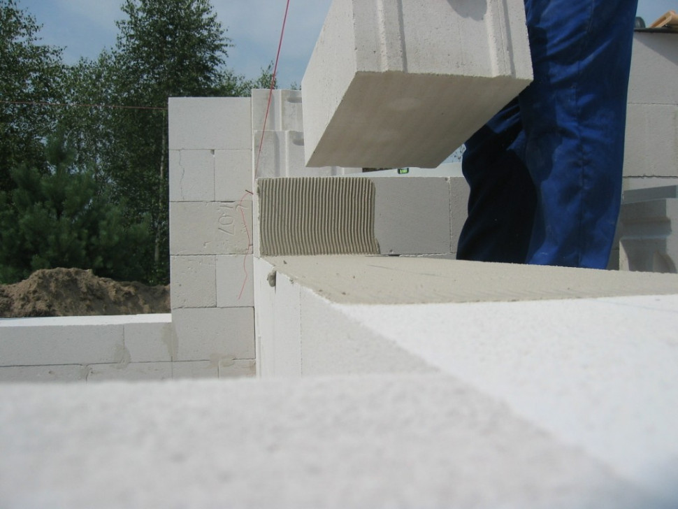 Murowanie kolejnych warstw z bloczków z betonu komórkowego -  narożnik