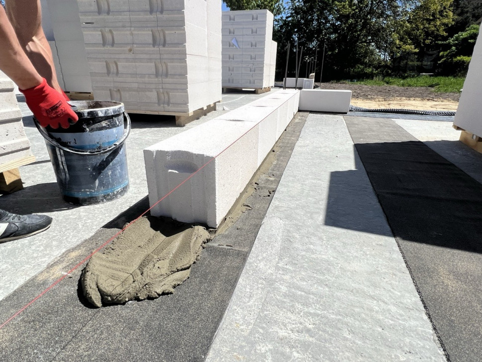 Wykonanie pierwszej warstwy muru (fot. Solbet)