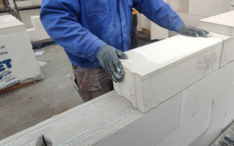 Wybrane detale wykonania murów z ABK - mur przy otworze okiennym lub drzwiowym