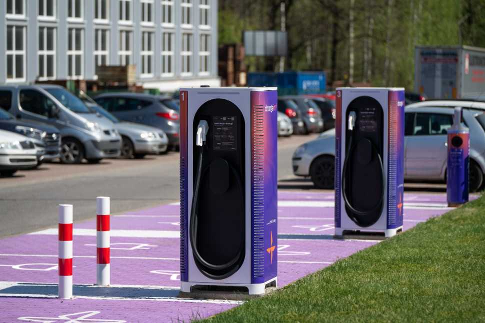 Stacje ładowania DC na parkingu jednej z firm w województwie świętokrzyskim