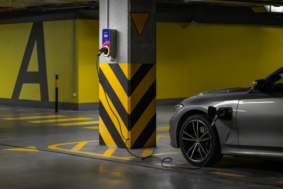 Instalacja stacji ładowania AC (wallbox) w jednym z garaży podziemnych w Warszawie