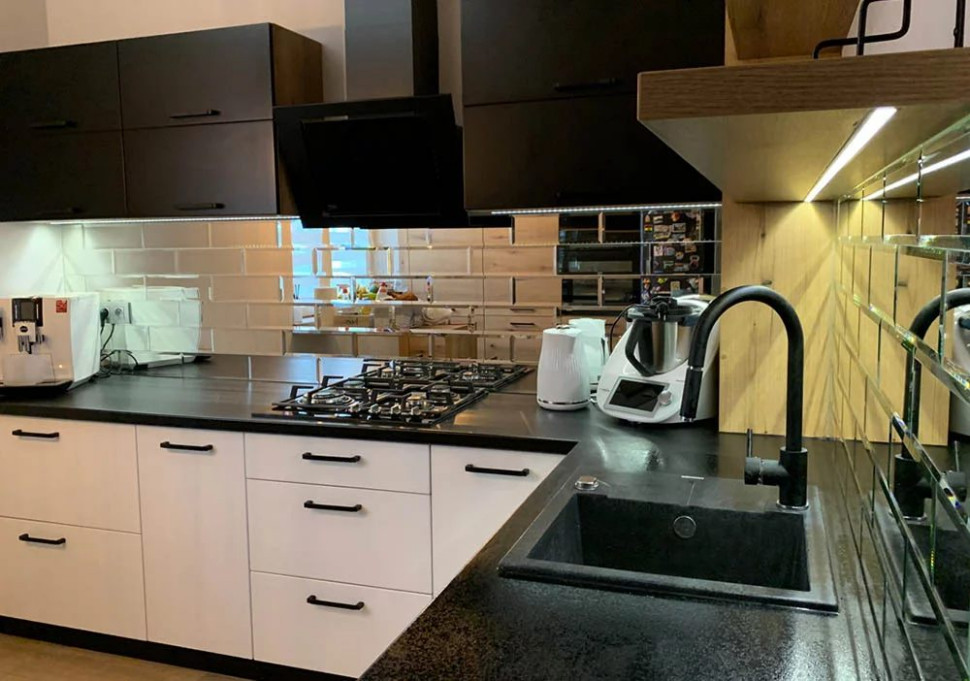 Płytki lustrzane Luxformat w kuchni.