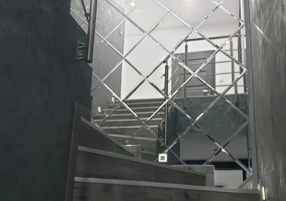 Płytki lustrzane w klatce schodowej.